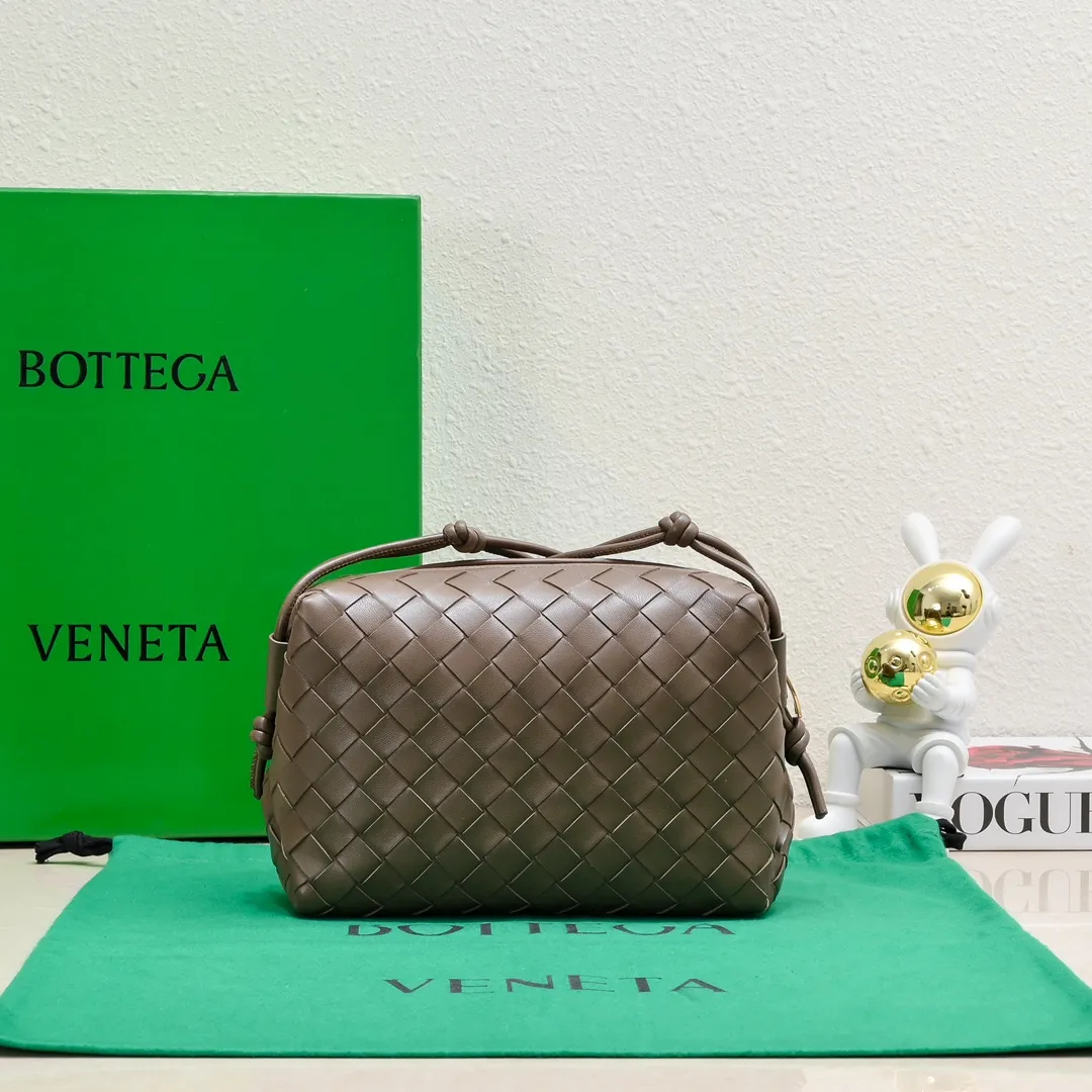 Batch 1260 B's new model is coming🔥Classic woven logo✅ The bag body is made of selected original sheepskin. The texture is soft and waxy. The simple square bag body is classic and versatile. The internal design is very practical. It has a large space and has an adjustable iconic leather drawstring. It can be said to be both elegant and practical. The design is very simple and elegant, with a kind of literary and retro style. Size 22x15x8, model: 6684#